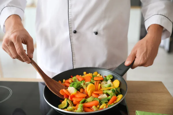 Chef Masculino Com Espátula Fritando Legumes Cozinha Close — Fotografia de Stock