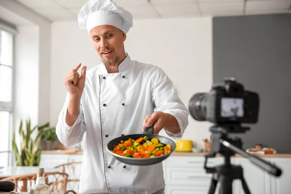 Muž Kuchař Smaženou Zeleninou Nahrávání Videa Kuchyni — Stock fotografie