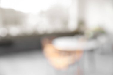 Tezgah ve yemek masası olan modern mutfağın bulanık görüntüsü