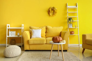 Kanepesi ve sonbahar dekoru olan güzel bir oturma odası.