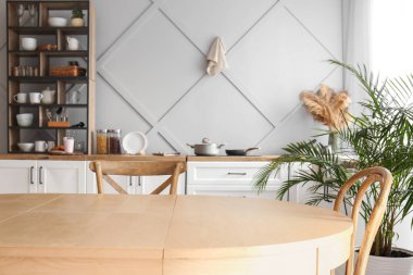 Modern mutfakta sandalyeli boş yemek masası.