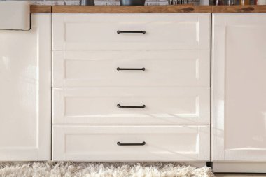 Mutfakta çekmeceleri olan beyaz tezgah