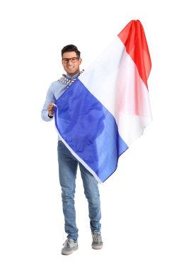 Fransız bayrağı taşıyan yakışıklı genç adam beyazların üzerinde izole edilmiş.