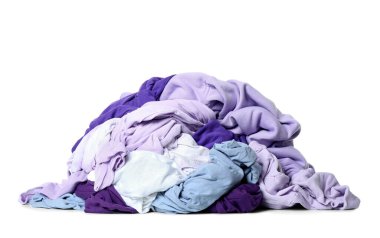 Beyaz arka planda farklı buruşuk kıyafetler.