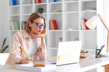 Kütüphanede okuyan kız öğrenci