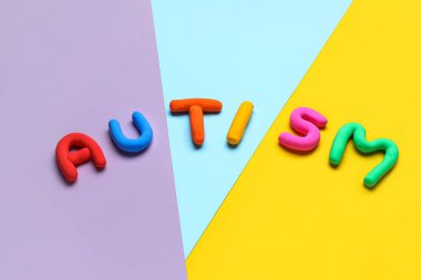 Renkli arkaplanda Kelime AUTISM