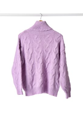 Beyaz arkaplanda leylak rengi süveter