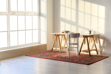 Modern iş yeri ve klasik halısı olan bir oda.