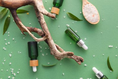 Renk arka plan üzerinde doğal kozmetik kümesi