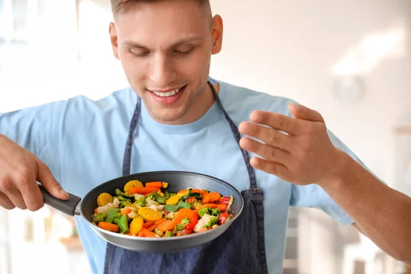Young Man Holding Frying Pan Tasty Vegetables Kitchen Closeup — Stock Photo, Image