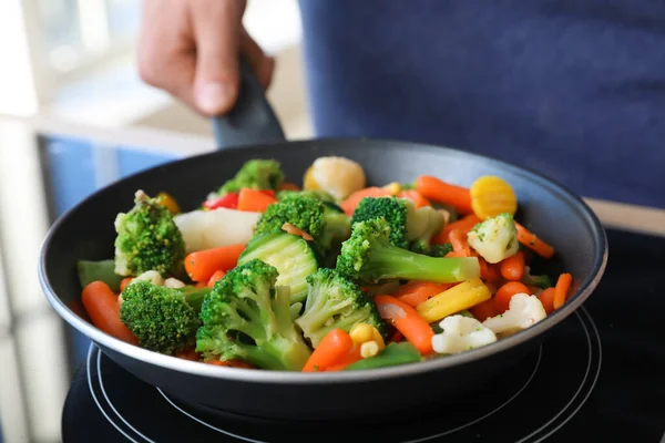 Jeune Homme Frire Des Légumes Savoureux Dans Cuisine Gros Plan — Photo