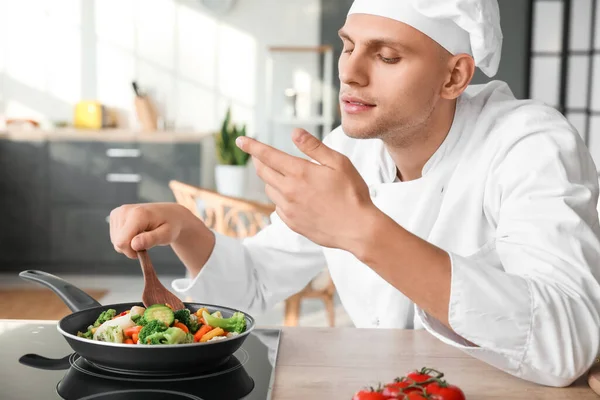 Male Chef Spatula Frying Tasty Vegetables Kitchen — Stock Photo, Image
