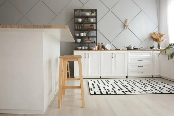 Interieur Van Lichte Keuken Met Witte Balies Planken Levensmiddelen — Stockfoto