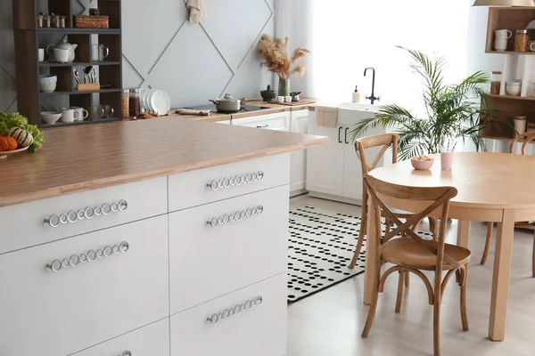Modern Odada Çekmeceleri Olan Beyaz Mutfak Masası — Stok fotoğraf