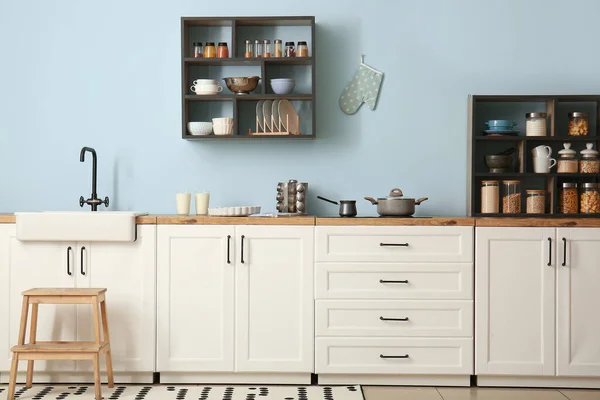 Interior Elegante Cocina Con Mostradores Blancos Estantes Suministros — Foto de Stock