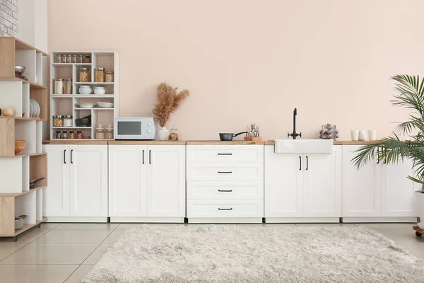 Interior Stylish Kitchen White Counters Shelves Microwave Oven — Stock Photo, Image