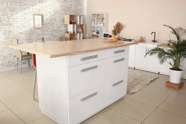 Meja Dengan Keranjang Buah Pedalaman Dapur Modern — Stok Foto