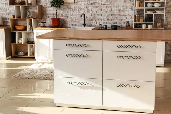 Meja Modern Dengan Laci Bagian Dalam Dapur — Stok Foto