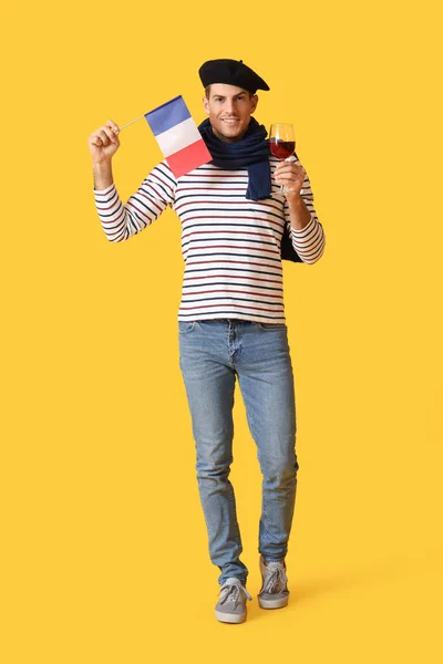 Schöner Junger Mann Mit Frankreich Fahne Und Wein Auf Gelbem — Stockfoto