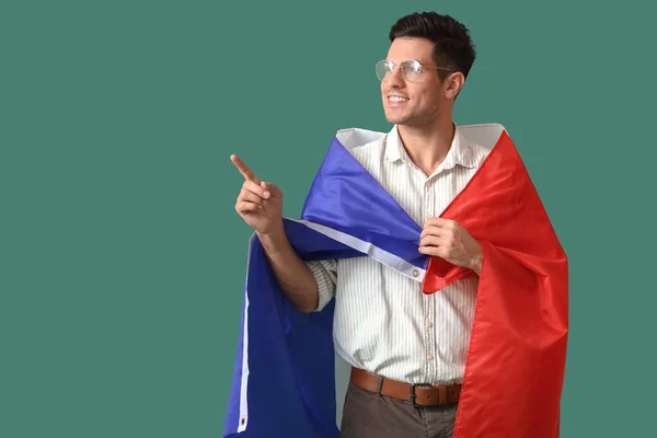 Όμορφος Νεαρός Άνδρας Σημαία Της Γαλλίας Δείχνει Κάτι Στο Πράσινο — Φωτογραφία Αρχείου