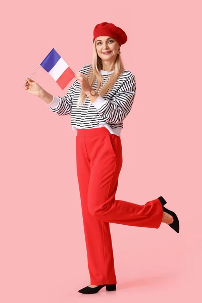 ピンクの背景にフランスの旗を持つ美しい女性 — ストック写真
