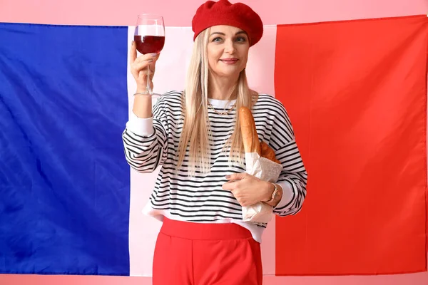 Όμορφη Γυναίκα Κρασί Και Προϊόντα Αρτοποιίας Ενάντια Στη Σημαία Της — Φωτογραφία Αρχείου