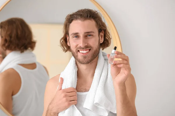 Junger Mann Mit Serum Zur Hautpflege Badezimmer — Stockfoto