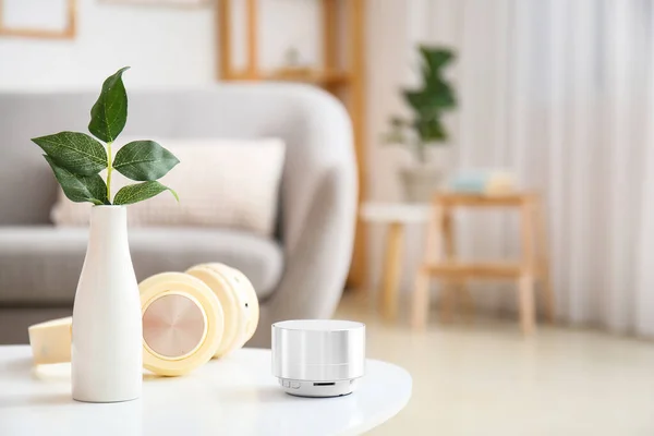Drahtloser Tragbarer Lautsprecher Kopfhörer Und Vase Mit Pflanzenzweig Auf Dem — Stockfoto