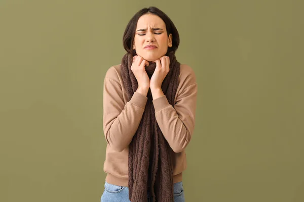 Young Woman Scarf Suffering Sore Throat Color Background — Stock Photo, Image