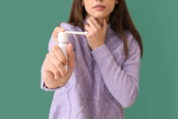 Ung Kvinna Med Spray För Ont Halsen Grön Bakgrund Närbild — Stockfoto