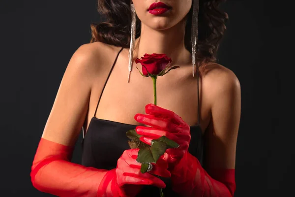 穿着红色手套和深色背景的时髦珠宝的优雅女人 — 图库照片