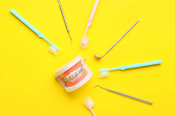 Modelo Mandíbula Con Tirantes Dentales Cepillos Dientes Herramientas Dentista Sobre — Foto de Stock