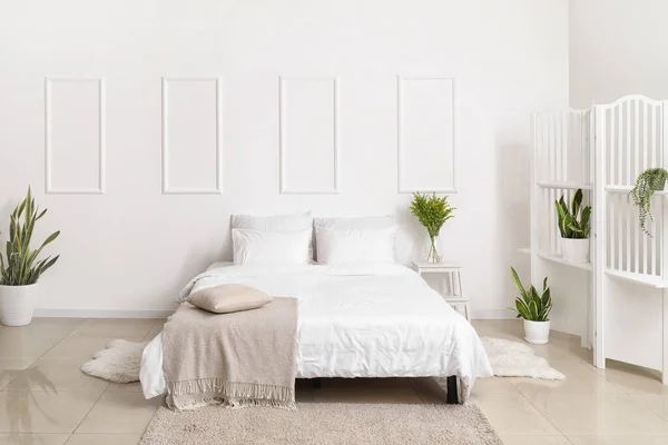 Інтер Сучасної Спальні Красивими Кімнатними Рослинами — стокове фото