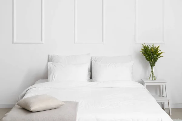 Comfortable Bed Vase Flowers Stepladder White Wall — Stock Photo, Image