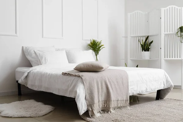 Comfortabel Bed Inklapbaar Scherm Met Kamerplanten Nabij Witte Muur — Stockfoto