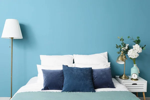 Comfortabel Bed Vaas Met Bloemen Nachtkastje Moderne Lamp Nabij Blauwe — Stockfoto