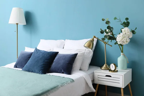 Comfortabel Bed Vaas Met Bloemen Nachtkastje Moderne Lamp Nabij Blauwe — Stockfoto