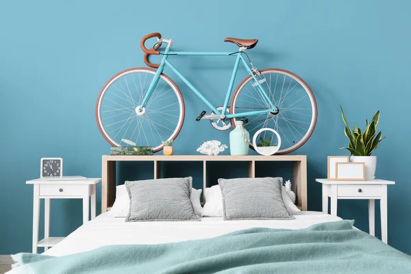 Interior Del Elegante Dormitorio Con Bicicleta Moderna —  Fotos de Stock