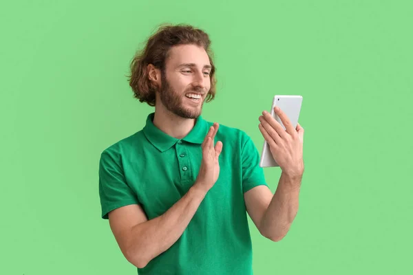 Przystojny Mężczyzna Tabletem Video Czat Zielonym Tle — Zdjęcie stockowe
