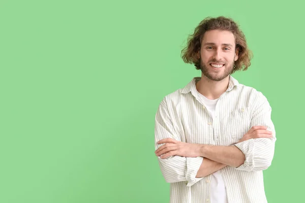 笑顔若いです男でシャツに緑の背景 — ストック写真