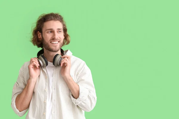 Handsome Man Headphones Green Background — Stock Photo, Image