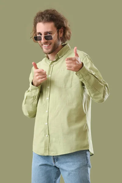 Schöner Mann Mit Sonnenbrille Zeigt Auf Betrachter Auf Grünem Hintergrund — Stockfoto