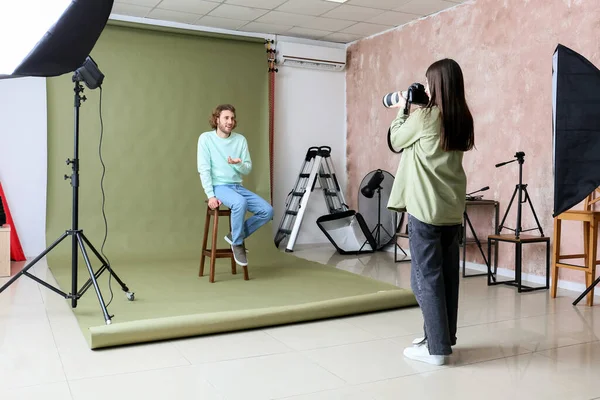 Kvinnlig Fotograf Arbetar Med Ung Man Studio — Stockfoto