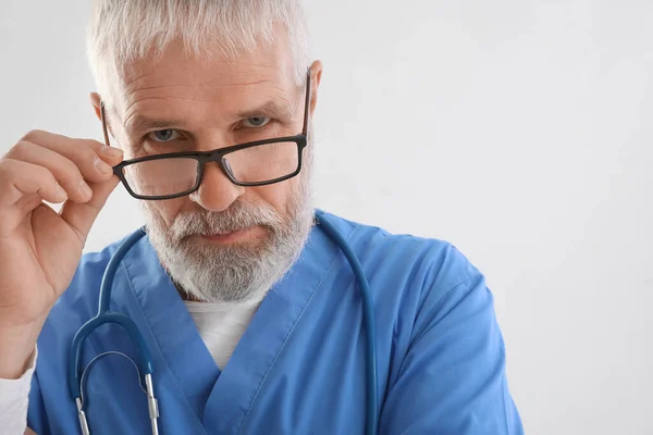 Beyaz Arka Planda Gözlüklü Yetişkin Erkek Doktor Yakın Plan — Stok fotoğraf