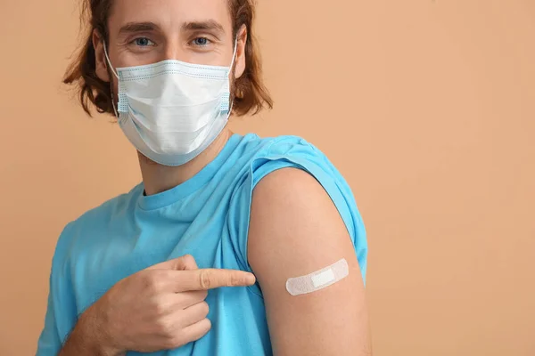 Jongeman Met Medisch Masker Vaccinatie Kleur Achtergrond — Stockfoto