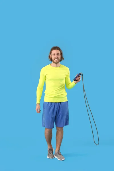 青の背景にロープをジャンプとスポーティ男 — ストック写真