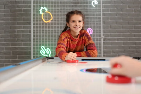Little Girl Her Mother Playing Air Hockey Indoors — Stock Photo, Image