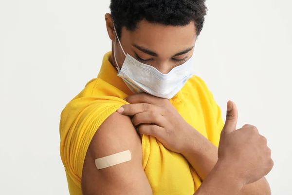 Ung Afroamerikansk Man Mask Med Applicerade Medicinska Lapp Visar Tummen — Stockfoto