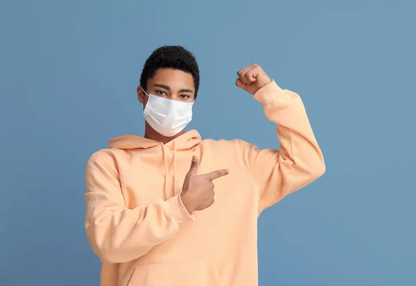 Jonge Afro Amerikaanse Man Met Medisch Masker Wijzend Zijn Arm — Stockfoto