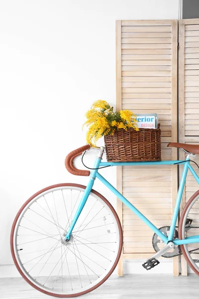 Cesta Con Flores Revistas Mimosa Bicicleta Cerca Pantalla Plegable — Foto de Stock